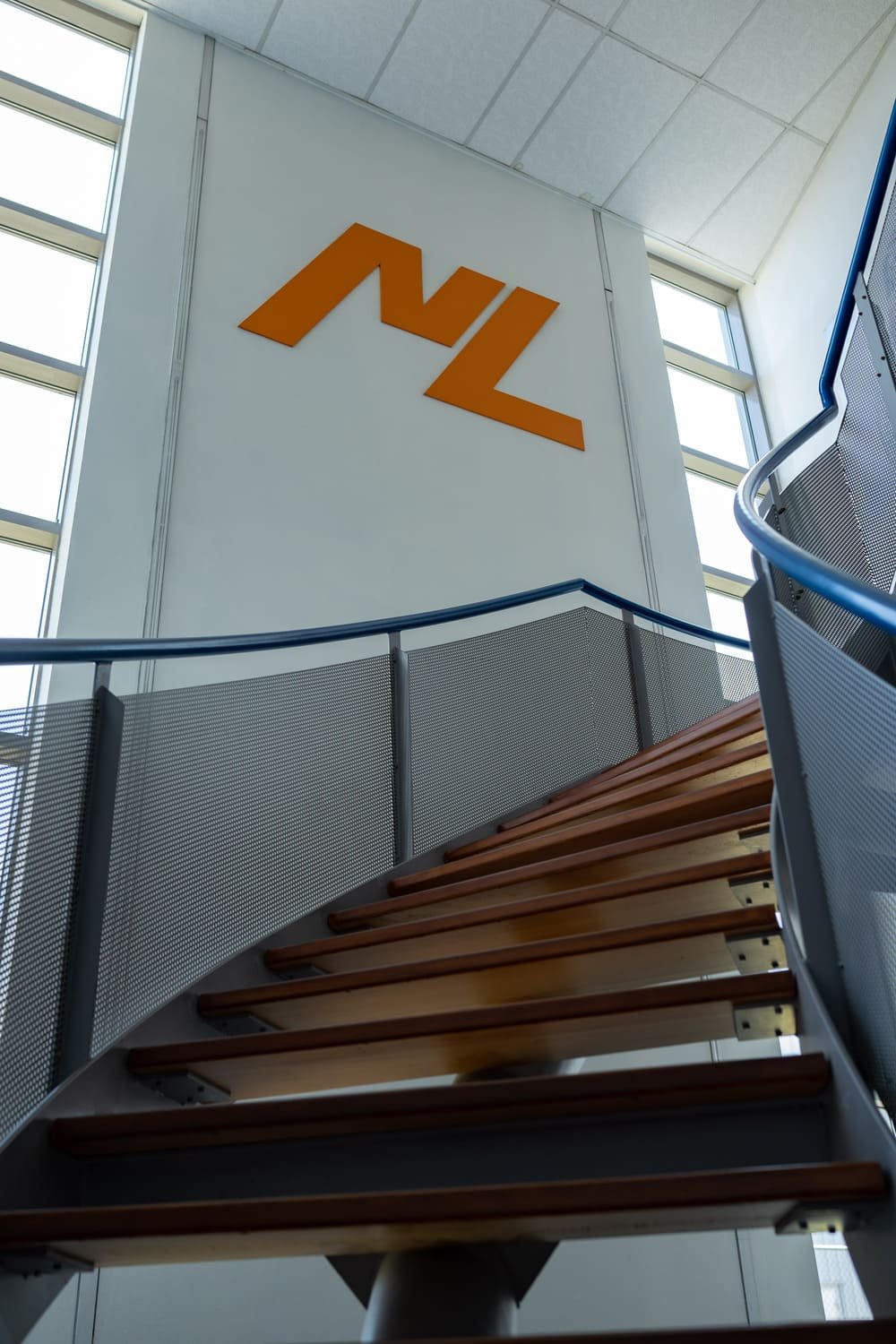 la oficina holandesa de newlong está idealmente ubicada en el distrito de los lagos de ámsterdam oude meer (en holandés, 'lago viejo'), a tiro de piedra del aeropuerto schiphol de ámsterdam, del centro de la ciudad de ámsterdam y muy cerca de muchas otras ciudades adyacentes y parques empresariales