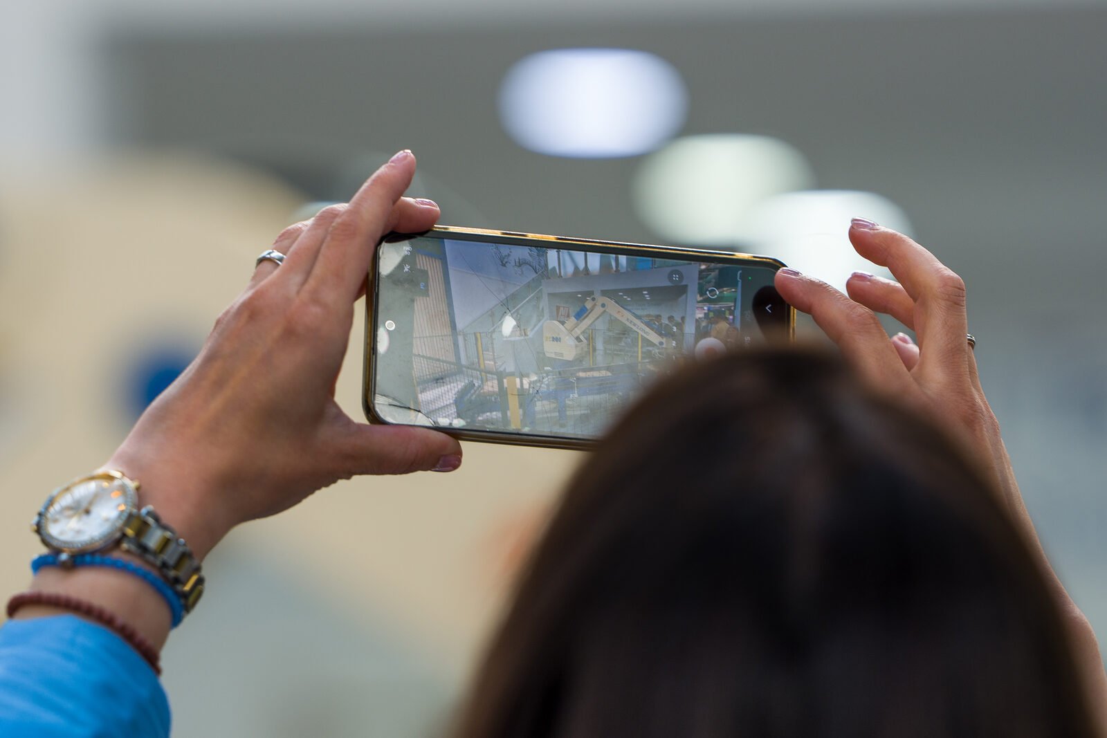 Besucher filmt die Newlong-Palettiervorführung mit dem Smartphone