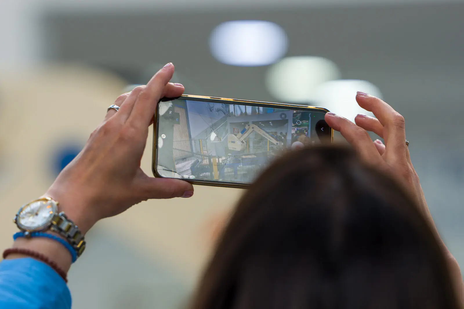 Visitor filming the Newlong palletizing demo on their phone
