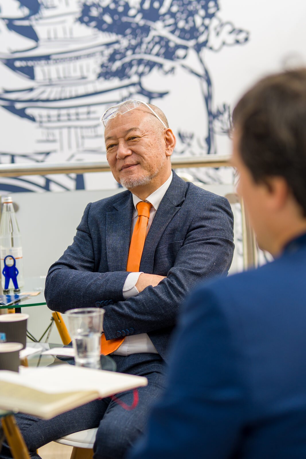 Newlong-Kollege aus Japan im Gespräch am Messestand